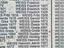 Gisela Weiss (1891) auf der Gedenkstätte für die in der Shoah ermordeten jüdischen Kinder, Frauen und Männer aus Österreich in Wien (Copyright: Johannes Koll)